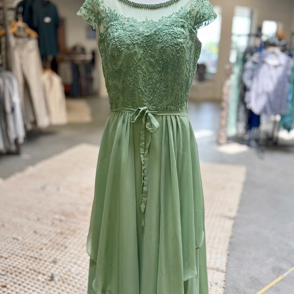Chic Lace Midi Dress in Sage Green
